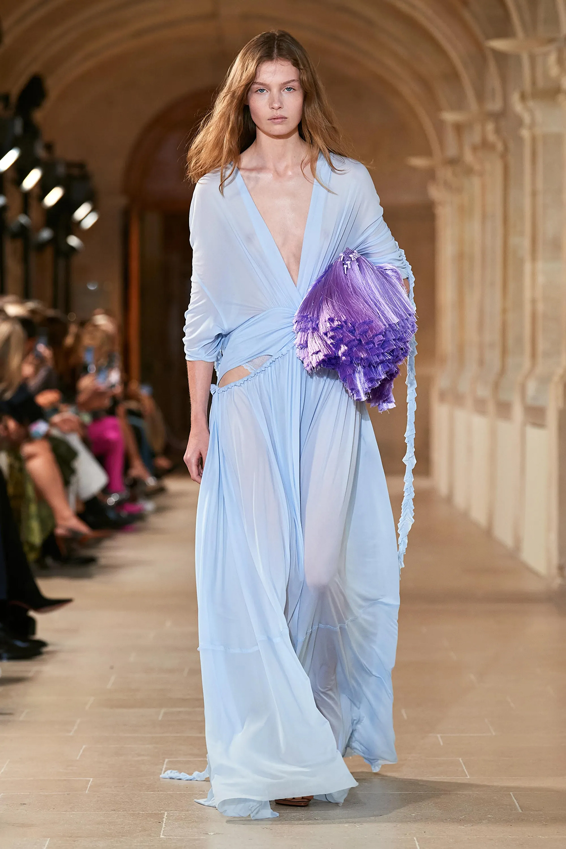 Victoria Beckham, весна-лето 2023, модные цвета, модные цвета весны 2023, весенняя палитра, модные тенденции, цветовые тренды, нежное платье, летящее платье, нежно-голубой цвет