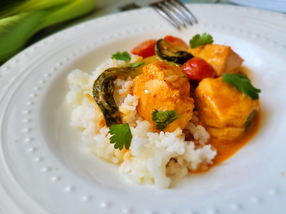 Азиатская кухня - лосось тушеный в кокосовом соусе с красным карри и бок-чой. Рецепт с фото.
