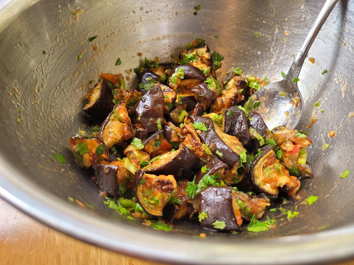 Пикантный, вкусный и полезный салат из баклажан. Фото рецепт. Израильская кухня.