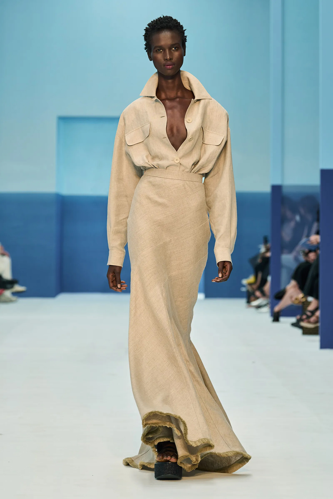Max Mara, весна-лето 2023, модные цвета, модные цвета весны 2023, весенняя палитра, модные тенденции, цветовые тренды, бежевый цвет, песочный цвет, стиль сафари, классический бежевый, бежевая гамма