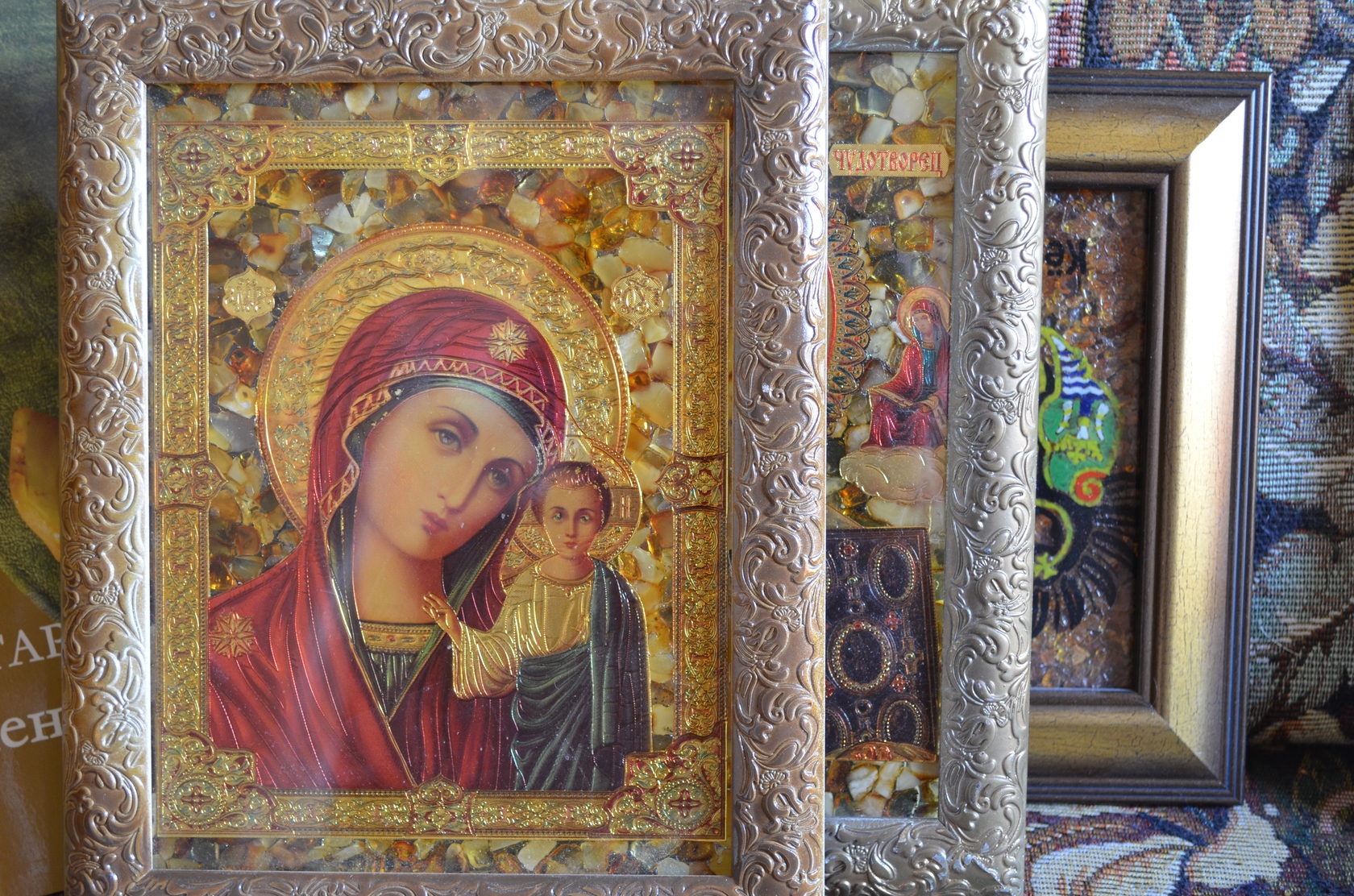 Фото. Иконы из янтаря