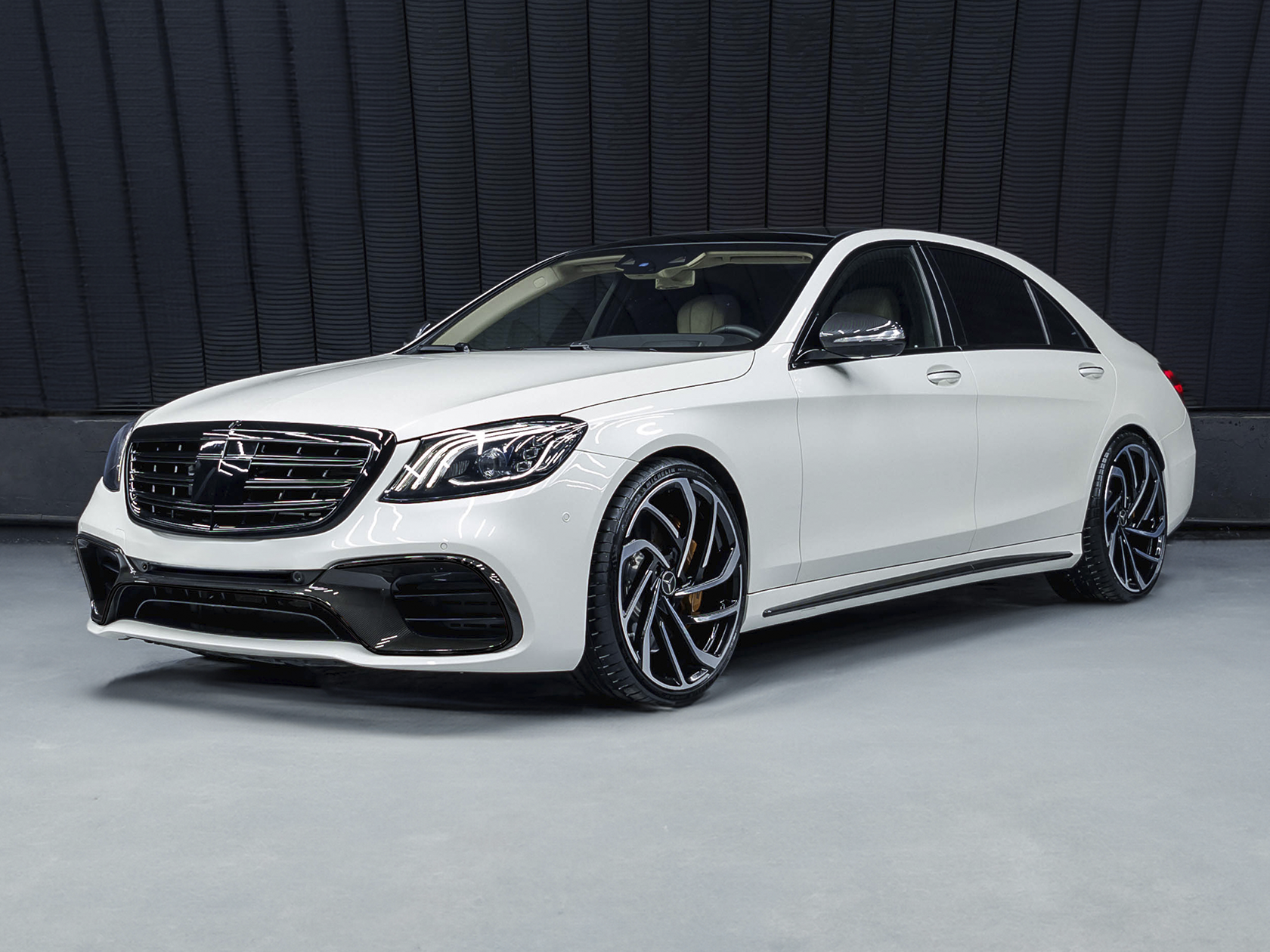 На данном изображении представлен автомобиль Mercedes-Benz S63 AMG 4Matic+, воплощение роскоши и выдающейся производительности. Этот спортивный седан сочетает в себе изысканный стиль и технологическую мощь, предоставляя уникальный опыт вождения. Кузов автомобиля выполнен в элегантных оттенках, подчеркивая его динамичный и стильный облик. Детали дизайна, характерные для модели AMG, придают S63 агрессивность и спортивный характер, а легкосплавные диски колес дополняют общий внешний вид. Логотип Mercedes-Benz и эмблема AMG на капоте говорят о выдающемся качестве и производительности этой модели. Это изображение передает не только внешний вид автомобиля, но и обещание роскоши и мощи, характерных для Mercedes-Benz S63 AMG 4Matic+.