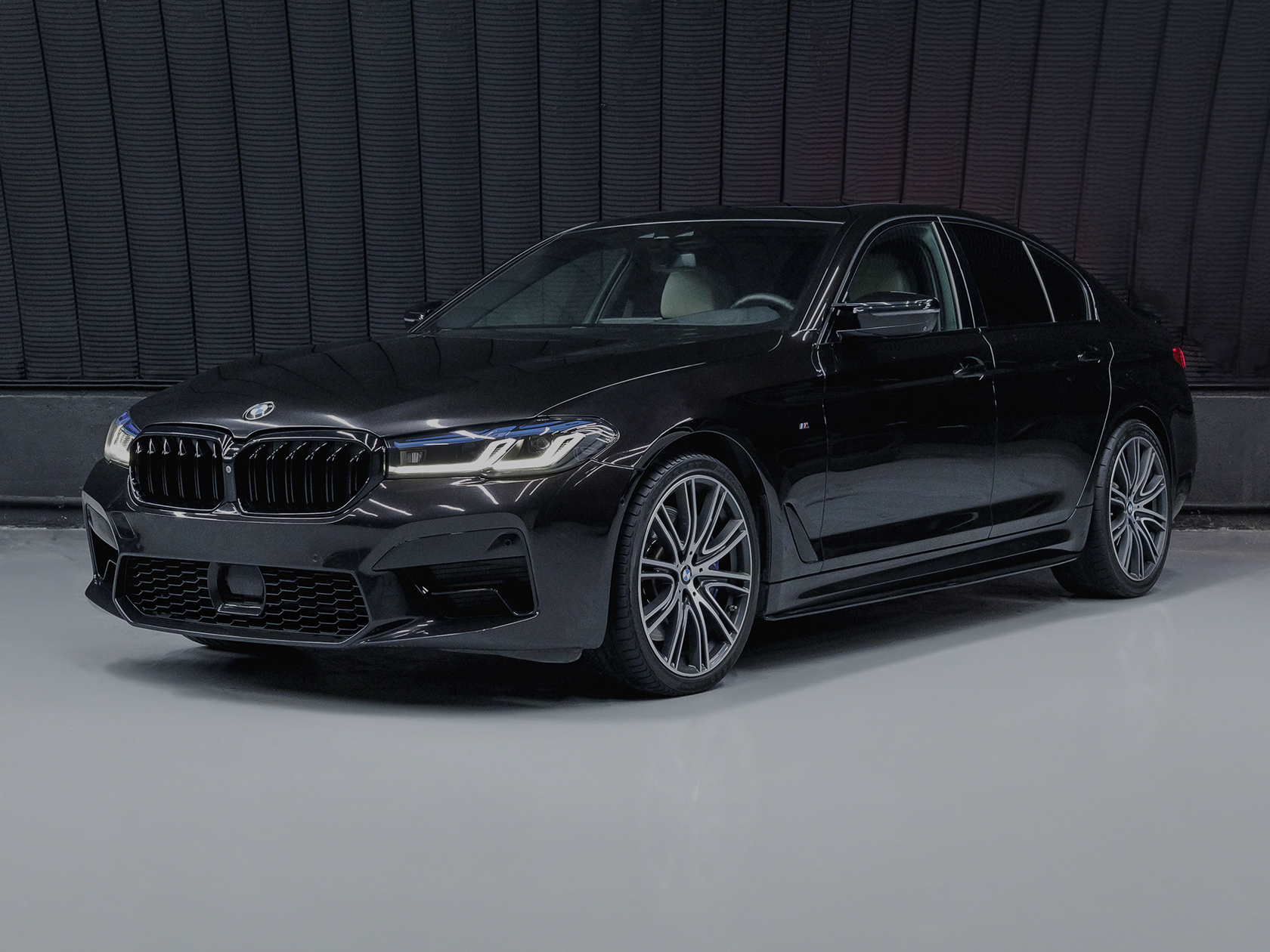 На данном изображении представлен автомобиль BMW 540i xDrive, идеальное сочетание роскоши и производительности. Седан выделяется своим элегантным дизайном и утонченностью, а система полного привода xDrive придает ему надежность на дороге. Кузов автомобиля выполнен в стильных оттенках, создавая изысканный и сдержанный облик. Динамичные линии, характерные детали передней решетки и легкосплавные диски колес подчеркивают спортивный характер этой модели BMW. Логотип BMW на передней и задней части автомобиля говорит о высоком статусе и качестве инженерии. Это изображение призвано передать не только внешний вид, но и атмосферу утонченности и комфорта, которые предлагает BMW 540i xDrive.