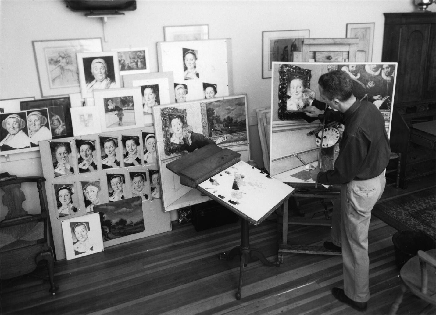 Норман Роквелл работает над иллюстрацией Art Critic