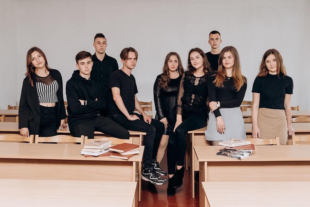 Выпускной класс за партой