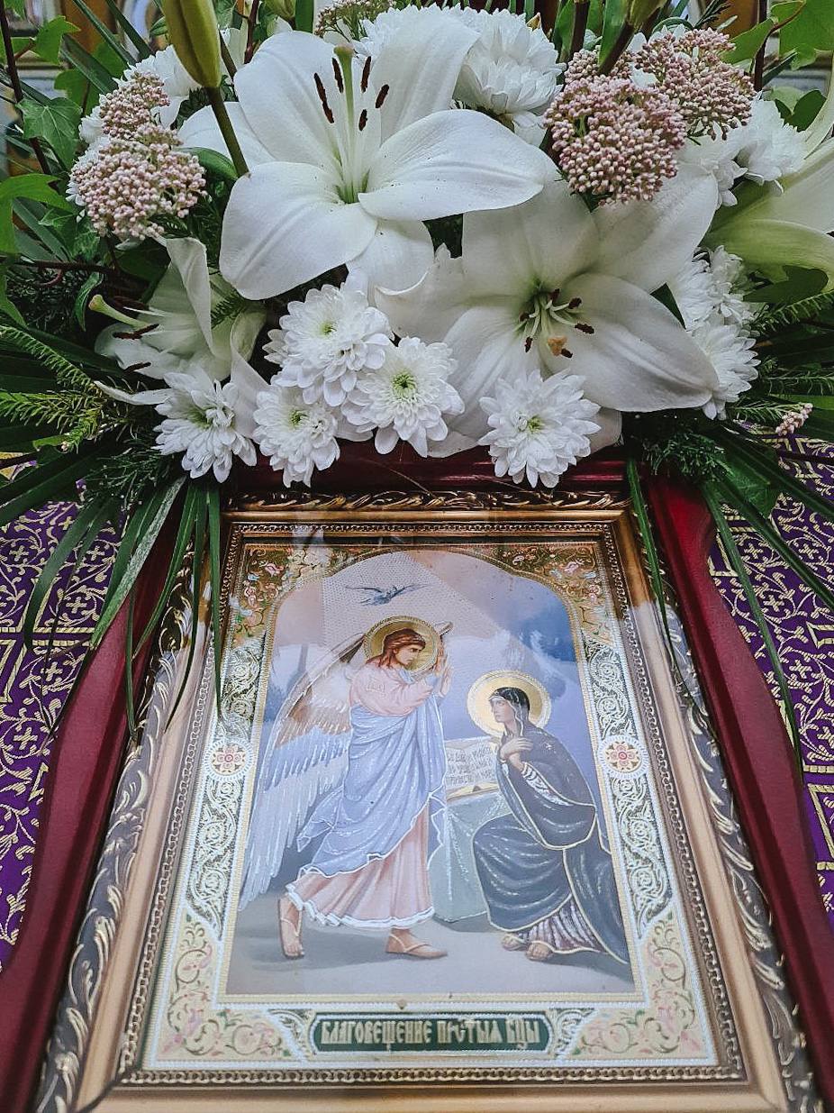 икона Благовещения Пресвятой Богородицы украшенная белыми лилиями
