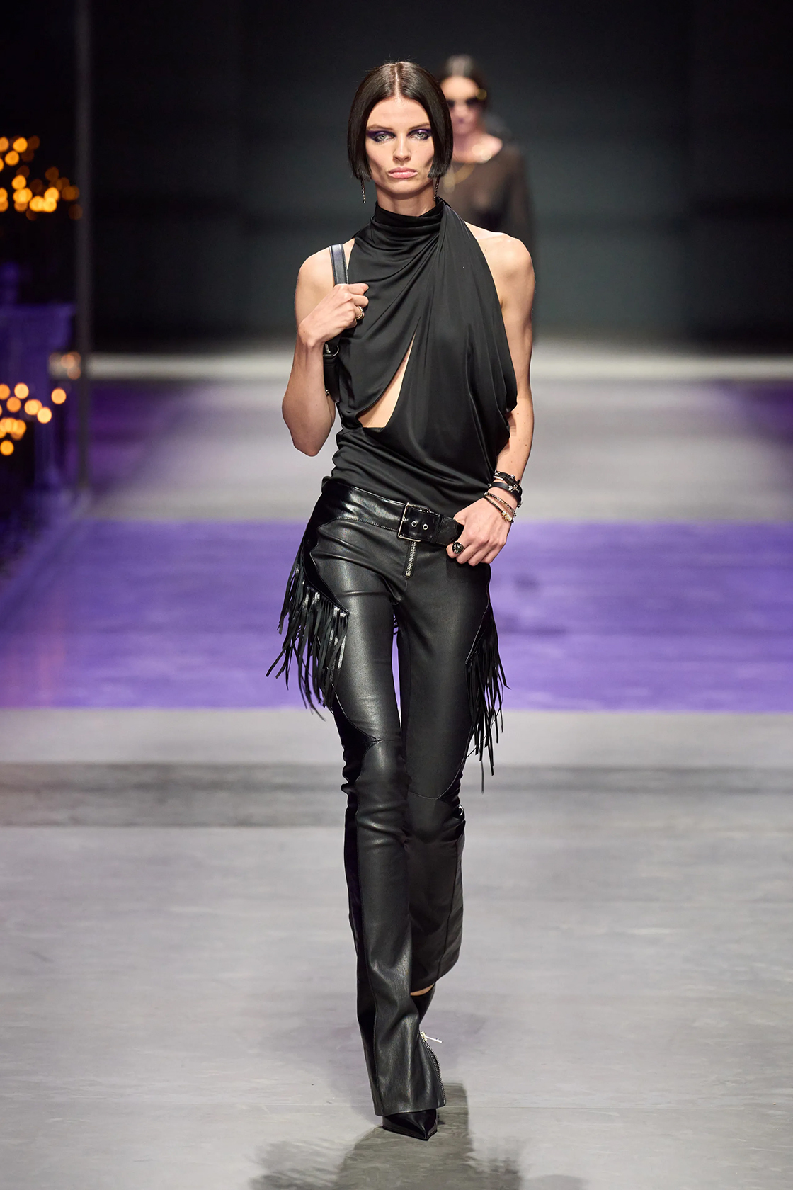 Versace, весна-лето 2023, модные цвета, модные цвета весны 2023, весенняя палитра, модные тенденции, цветовые тренды, чёрный цвет, драма, кожа
