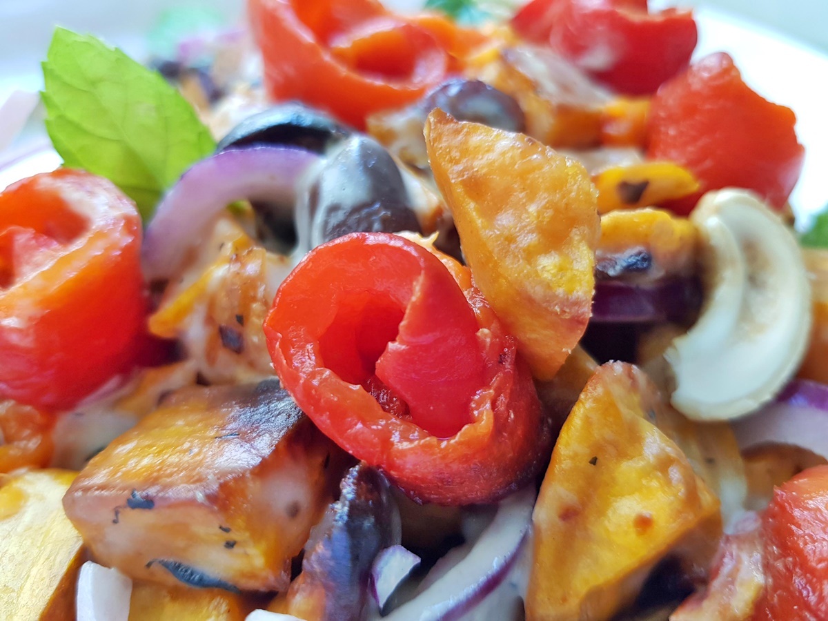 Салат с бататом и сладким перцем. Израильская кухня.