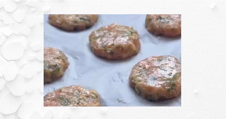 Приготовление куриных котлет с кабачком и морковью в духовке: шаг 5