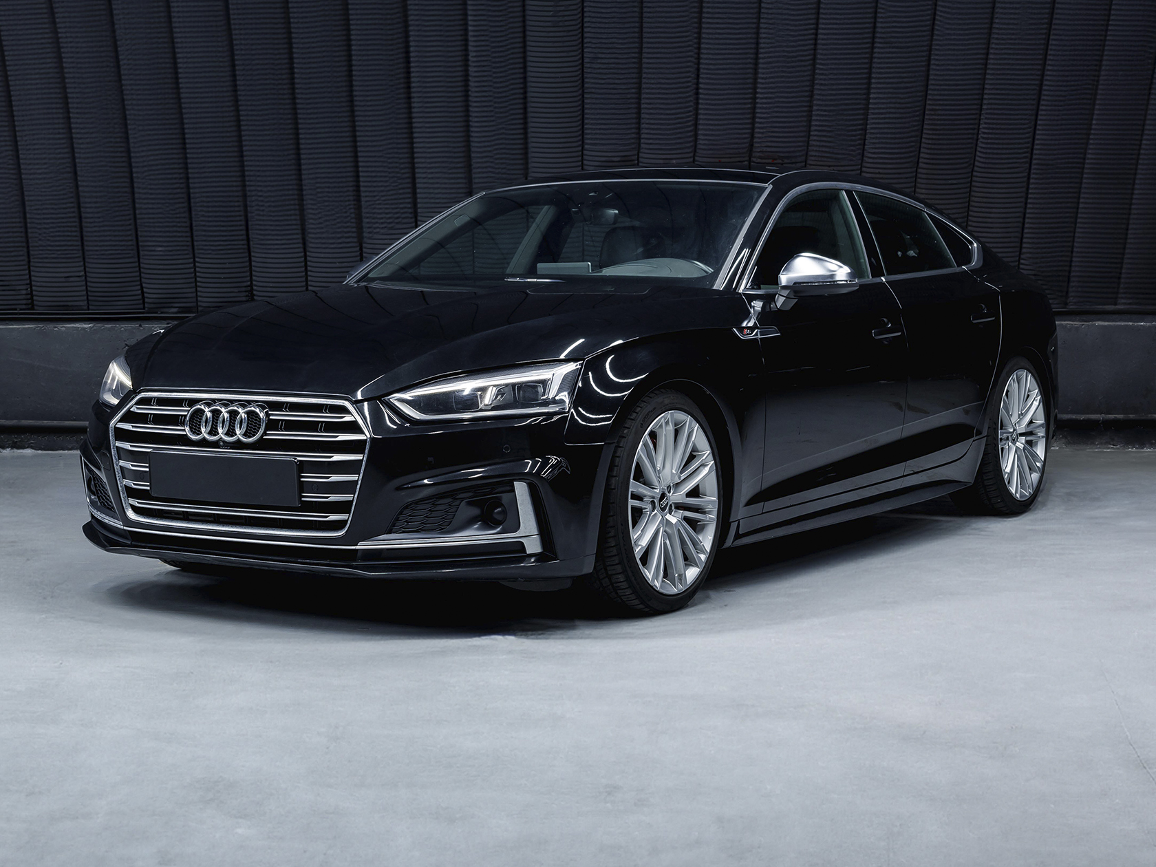 На данном изображении представлен автомобиль Audi TTs Roadster, воплощение стиля и динамичности. Этот роскошный родстер сочетает в себе элегантный дизайн и выдающиеся характеристики, обеспечивая увлекательный опыт вождения. Кузов автомобиля ярко оранжевого цвета, придающего ему смелость и индивидуальность. Динамичные линии и характерные черты дизайна Audi подчеркивают энергию и страсть этой модели, а уникальный оттенок морковного цвета делает TTs Roadster неповторимым и выделяет его на дороге. Эмблема Audi на передней решетке и задней части автомобиля говорит о превосходстве и технологическом инновационном подходе марки. Это изображение передает не только внешний вид автомобиля, но и обещание увлекательных вождения и стиля, а также выделение на фоне яркого оранжевого цвета, характерного для Audi TTs Roadster.