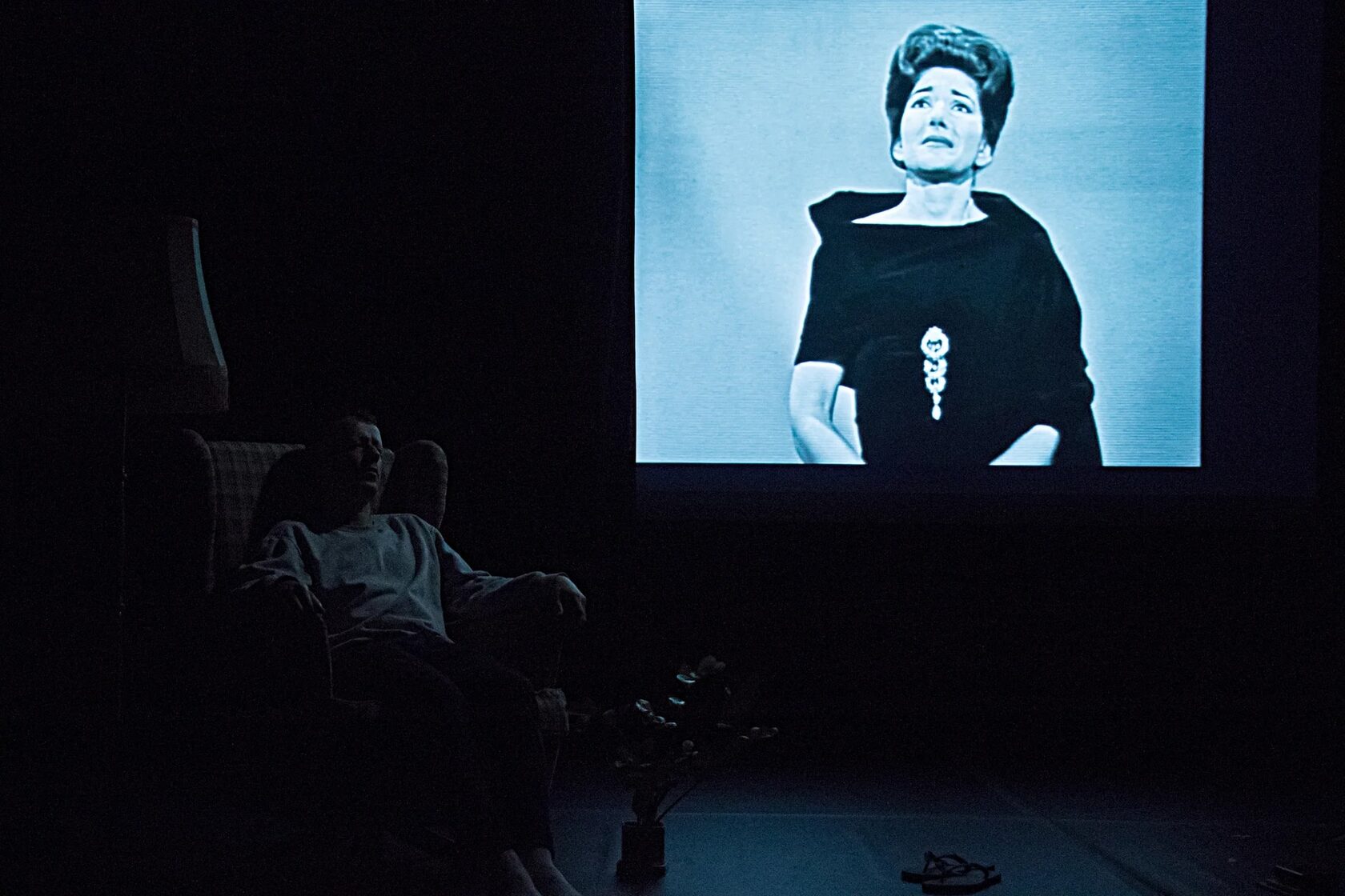 Rogério Nuno Costa in performance Lamento Imenso, video projection of Maria Callas