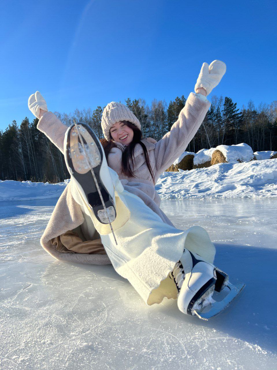 Открыт каток с прокатом коньков и музыкой!