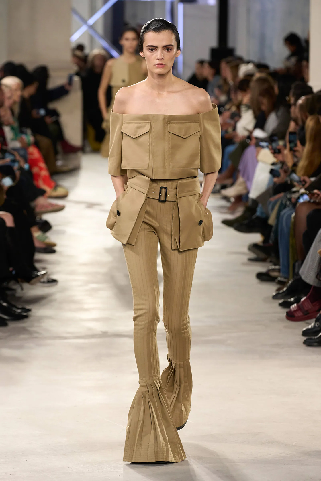 Sacai, весна-лето 2023, модные цвета, модные цвета весны 2023, весенняя палитра, модные тенденции, цветовые тренды, бежевый цвет, песочный цвет, стиль сафари, классический бежевый, бежевая гамма