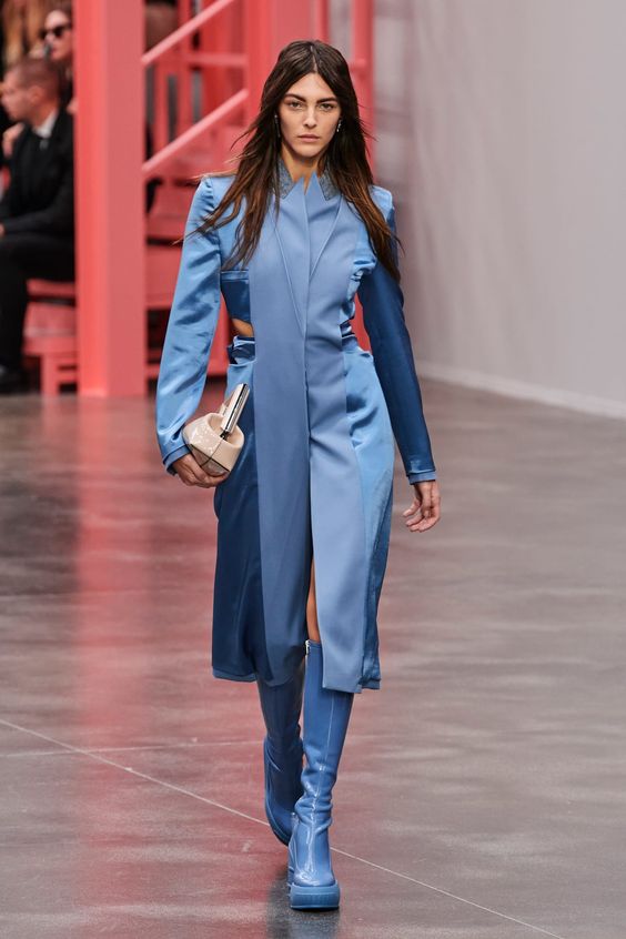 Versace, весна-лето 2023, модные цвета, модные цвета весны 2023, весенняя палитра, модные тенденции, цветовые тренды, чёрный цвет, драма, кожа