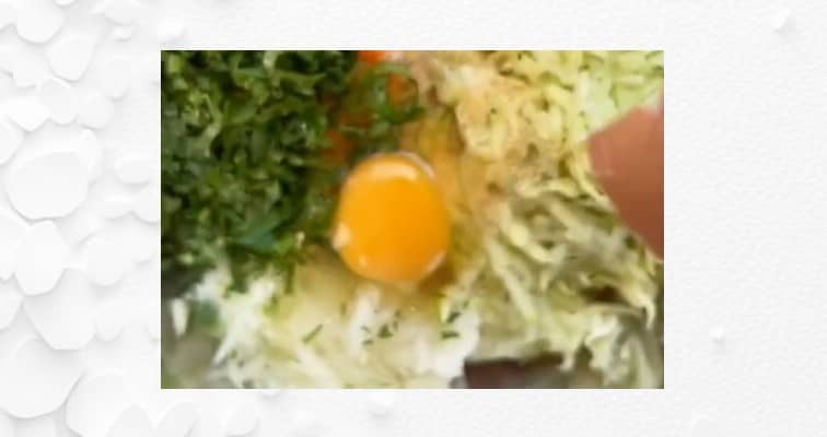 Приготовление куриных котлет с кабачком и морковью в духовке: шаг 4