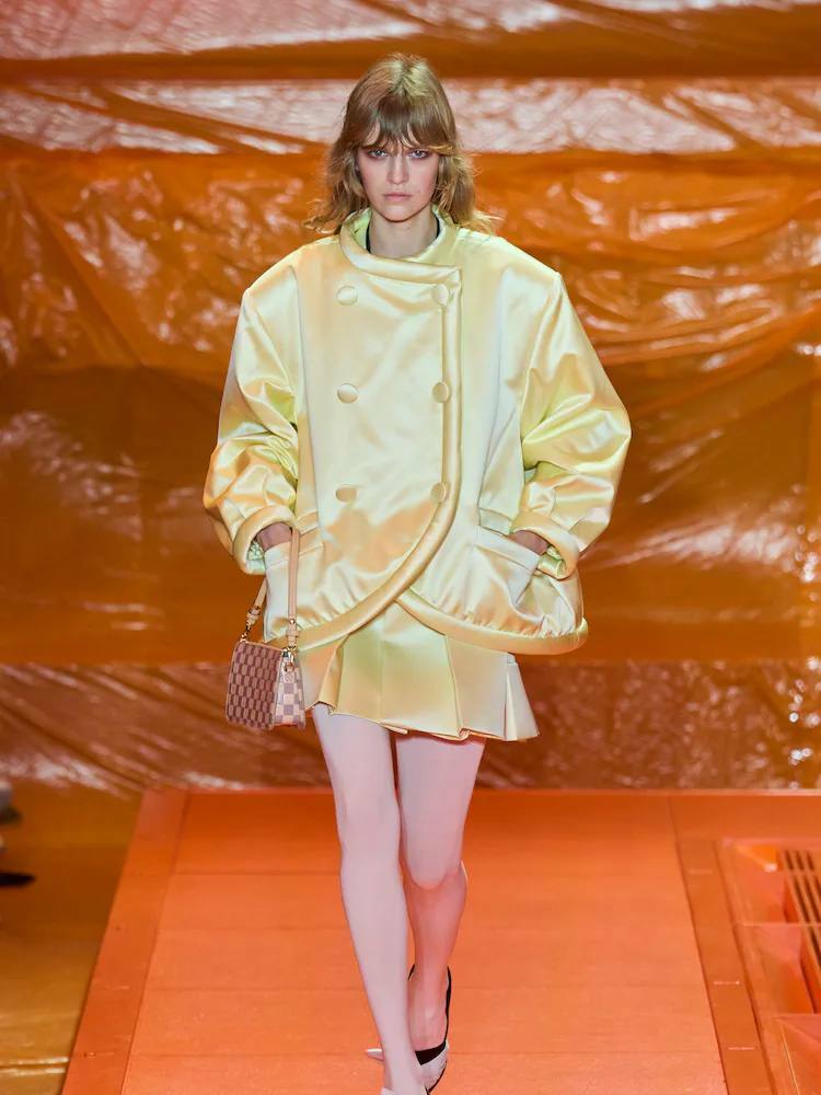 Bottega Veneta, весна-лето 2023, модные цвета, модные цвета весны 2023, весенняя палитра, модные тенденции, цветовые тренды, неон, неоновый цвет, неоновый лук