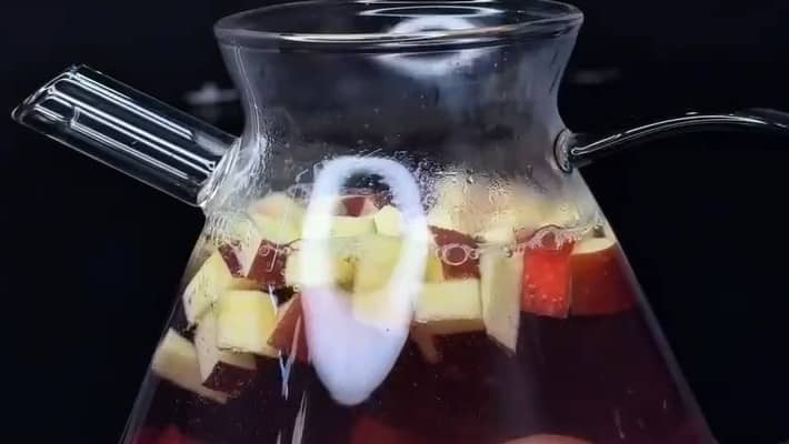 Приготовление яблочного чая с корицей и ягодами: шаг 2