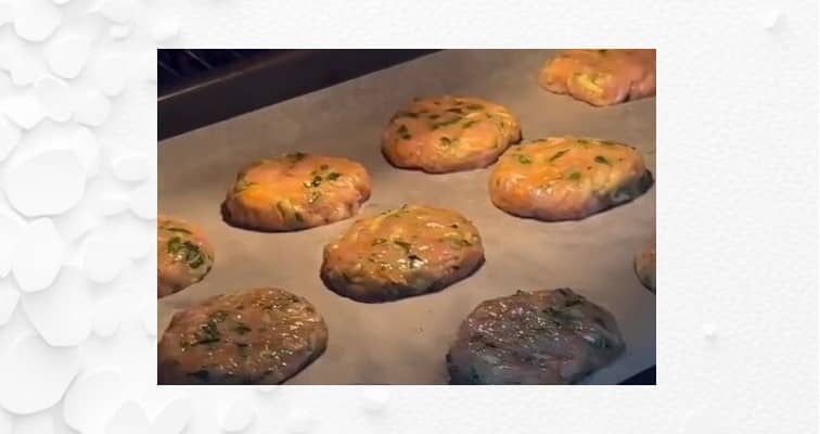Приготовление куриных котлет с кабачком и морковью в духовке: шаг 6