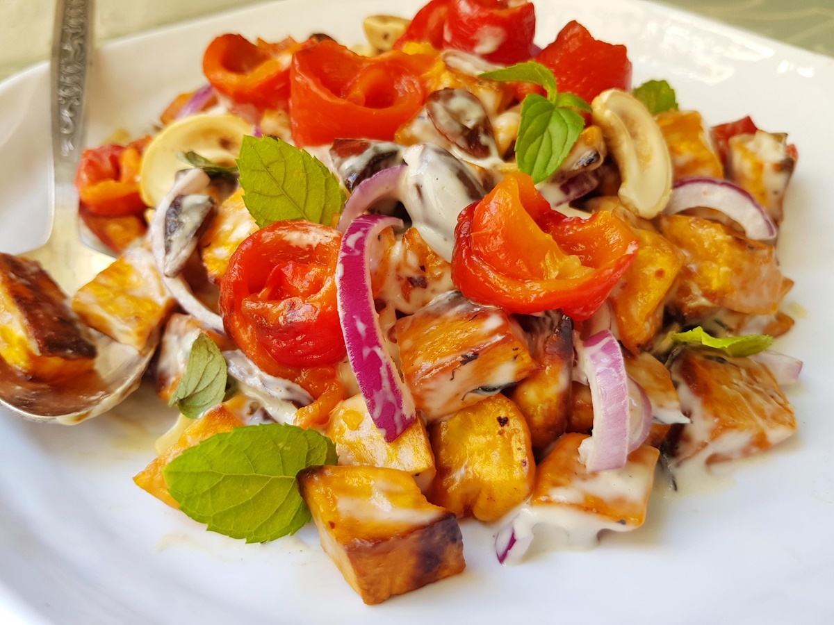 Полезный салат: батат, сладкий перец, оливки, орехи, соус тахини. Вкусный Израиль.