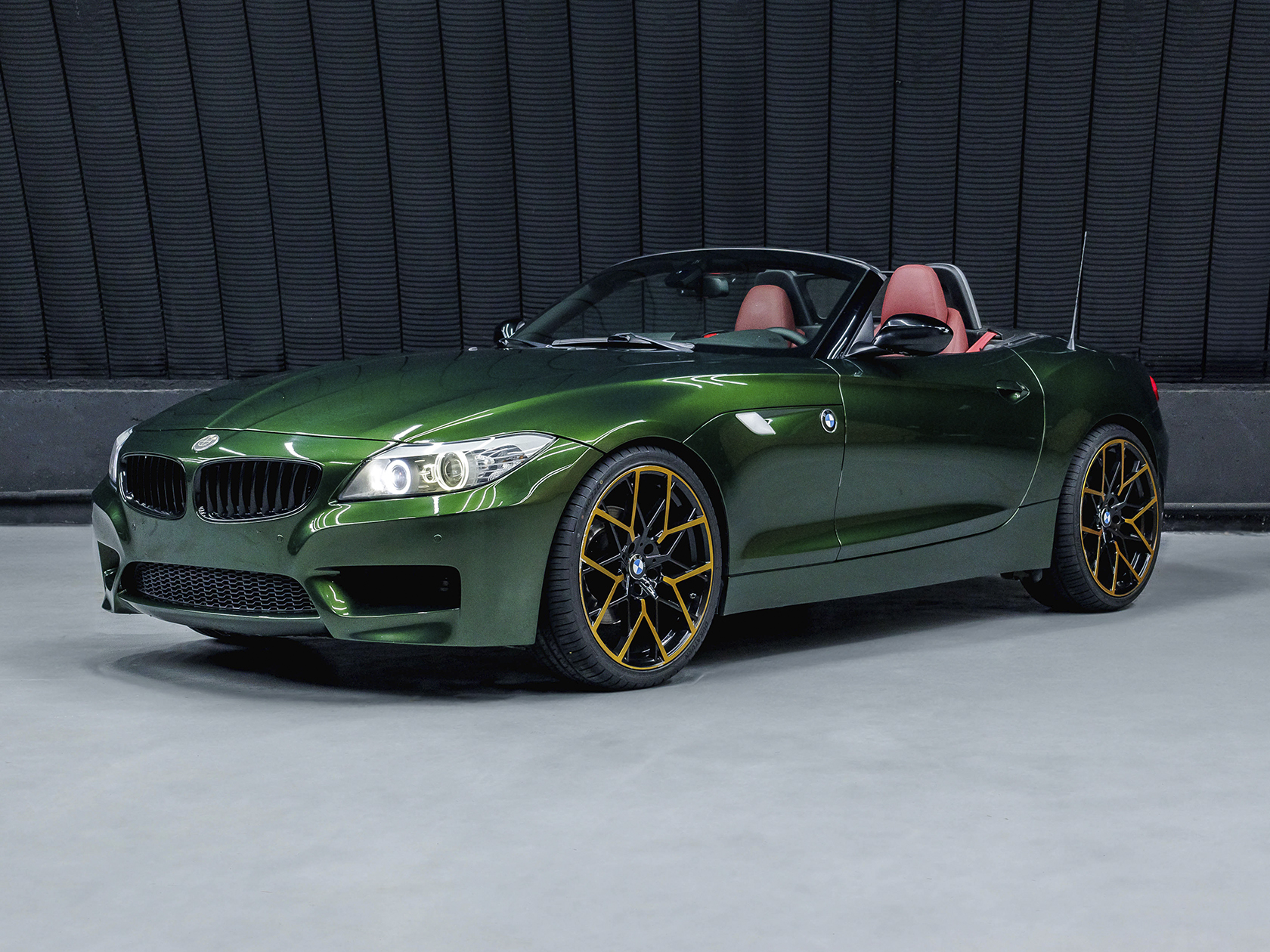 На данном изображении представлен автомобиль Mercedes-Benz SL 550, воплощение роскоши и стиля. Этот роскошный кабриолет сочетает в себе элегантный дизайн и передовые технологии, предоставляя увлекательный опыт вождения. Кузов автомобиля выполнен в классическом черном цвете, придавая ему элегантность и статус. Динамичные линии и характерные черты дизайна Mercedes-Benz подчеркивают статус и спортивный характер этой модели, а черный цвет делает SL 550 выразительным и внушительным. Логотип Mercedes-Benz на передней и задней части автомобиля говорит о высоком качестве и статусе марки. Это изображение передает не только внешний вид автомобиля, но и обещание роскоши и элегантности, характерных для Mercedes-Benz SL 550.