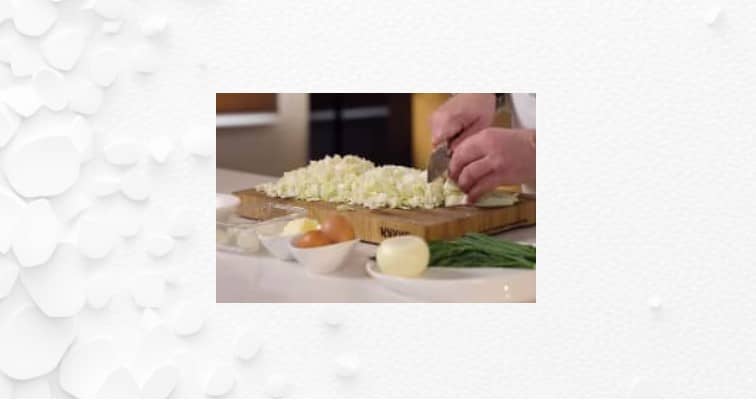 Приготовление капустных котлет с манкой и яйцом на сковороде: шаг 2