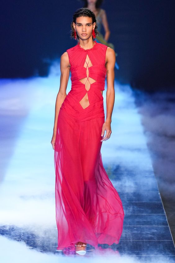 Alaïa, прозрачность, весна-лето 2023, модные цвета, модные цвета весны 2023, весенняя палитра, модные тенденции, цветовые тренды, нежно-голубой, комбинезон
