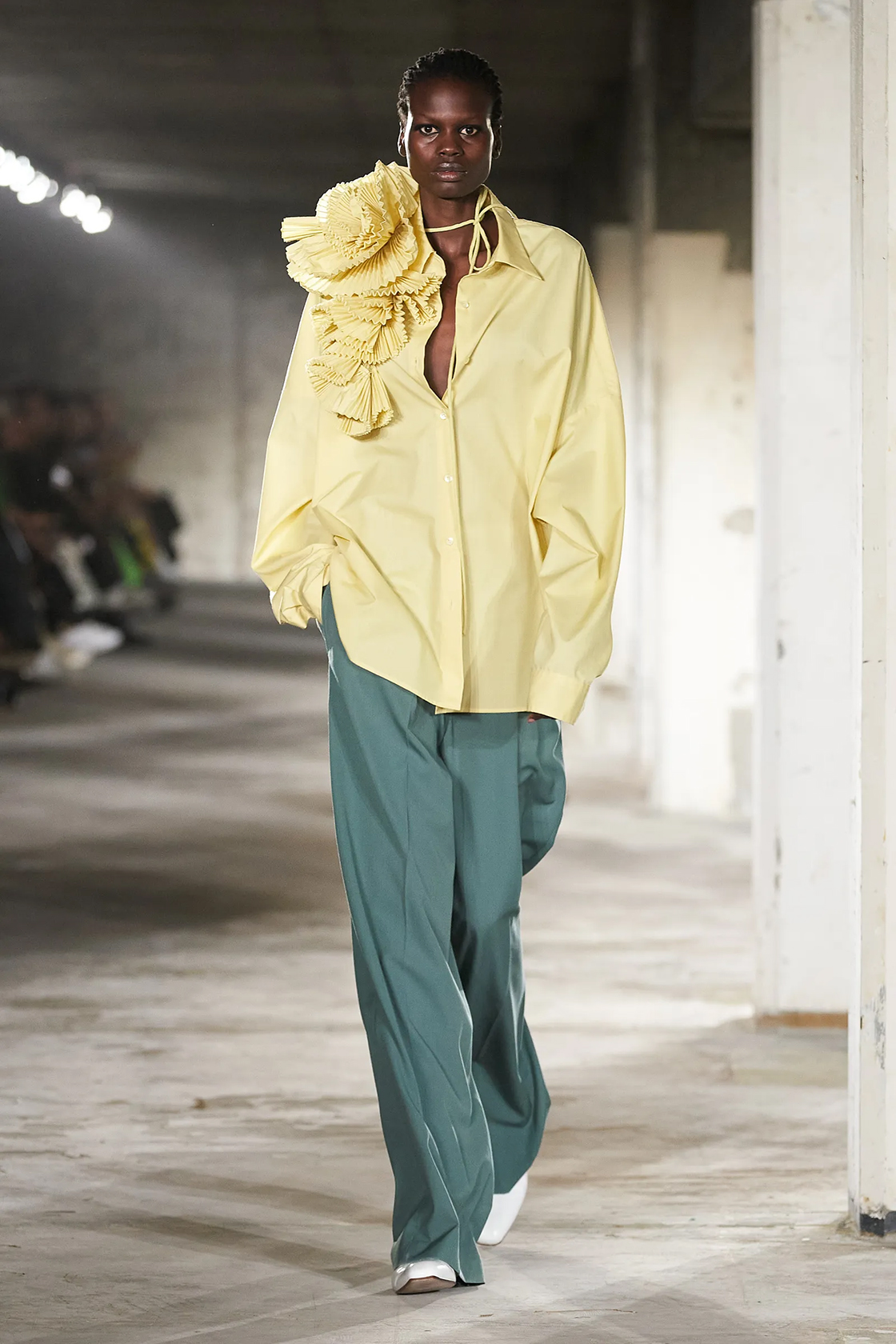 Dries Van Noten, весна-лето 2023, модные цвета, модные цвета весны 2023, весенняя палитра, модные тенденции, цветовые тренды, жёлтый цвет, мягкий жёлтый цвет