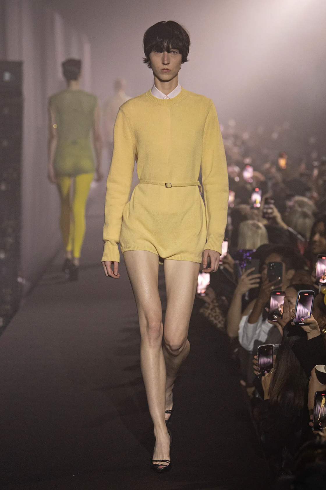 Raf Simons, весна-лето 2023, модные цвета, модные цвета весны 2023, весенняя палитра, модные тенденции, цветовые тренды, жёлтый цвет, мягкий жёлтый цвет