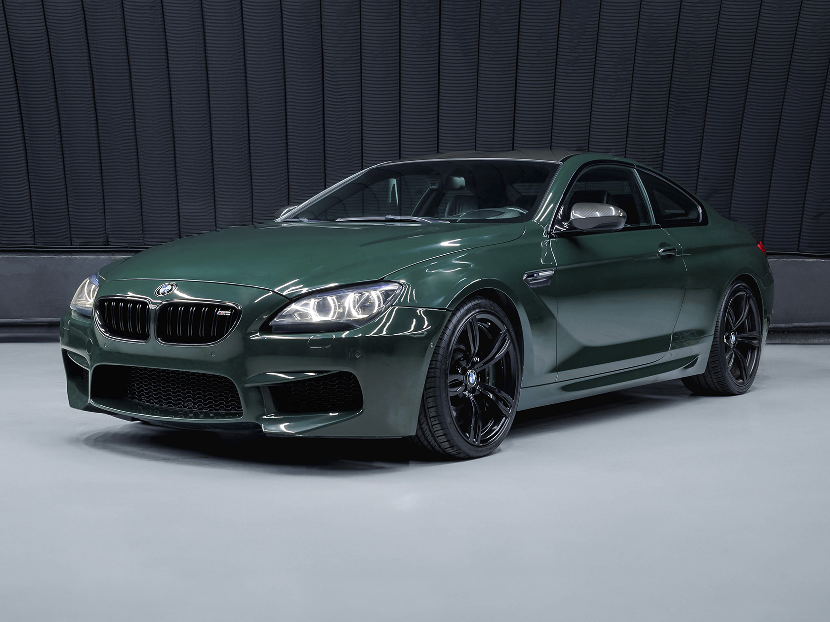 На данном изображении представлен автомобиль BMW M6 Competition