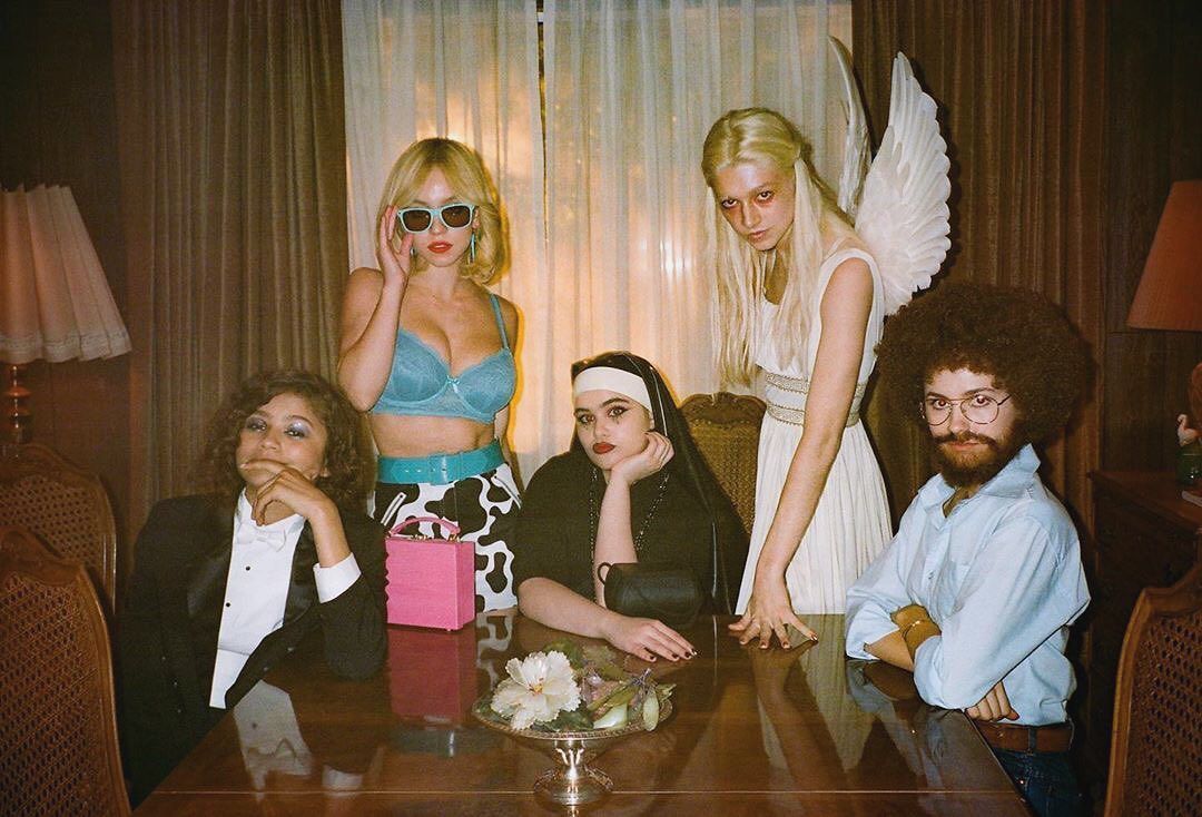 кадры из сериала с акцентом на стиль одежды персонажей из сериала Euphoria. Это подчеркнёт, как сериалы влияют на модные тренды.
