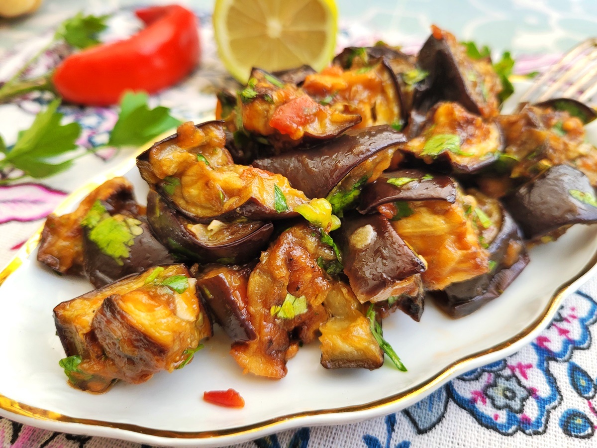 Салат из баклажанов с помидорами. Вкусный Израиль. Фото рецепт.