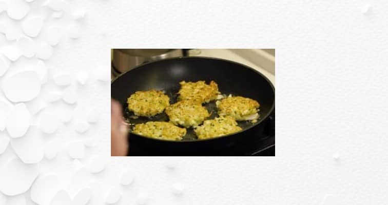 Приготовление капустных котлет с манкой и яйцом на сковороде: шаг 7