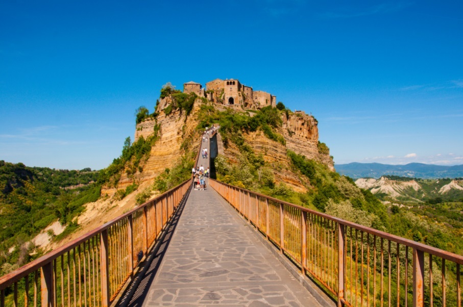 Италия. Пешеходный мост в Civita di Bagnoregio