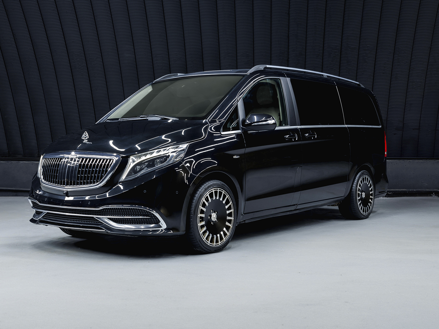 На данном изображении представлен автомобиль Mercedes-Benz V 250 d Maybach, воплощение роскоши и комфорта в мире микроавтобусов. Этот элегантный и просторный автомобиль предлагает выдающийся уровень стиля и функциональности. Кузов автомобиля выполнен в изысканных оттенках, подчеркивая роскошь и утонченность Maybach. Пропорции и линии автомобиля создают величественный облик, а характерные элементы дизайна добавляют уникальности. Логотип Mercedes-Benz и эмблема Maybach на капоте говорят о высоком статусе и качестве марки. Это изображение передает не только внешний вид автомобиля, но и обещание роскоши и инновационных решений, которые характерны для модели V 250 d Maybach.