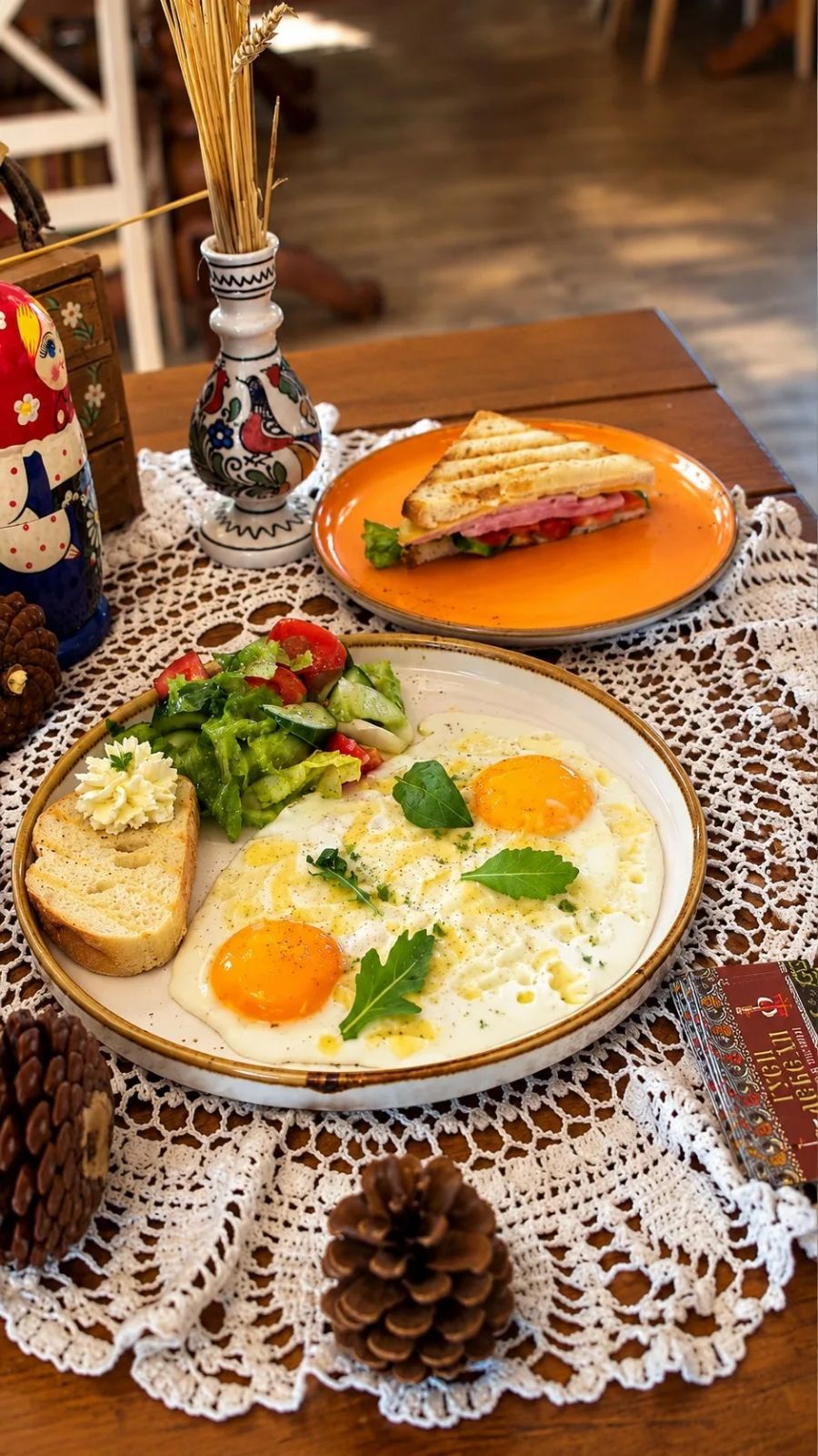 Яичница с овощным салатом и чиабаттой с творожным сыром