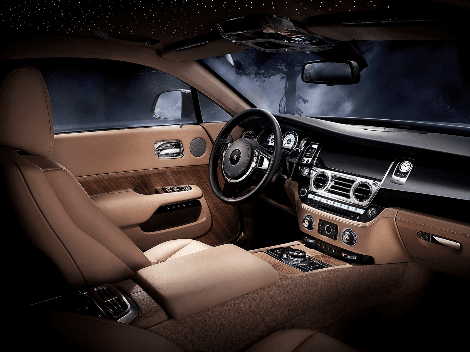 Так как BMW владеет компанией Rolls-Royce, основной интерфейс системы взят из нее, хоть и перерисован под нового носителя.