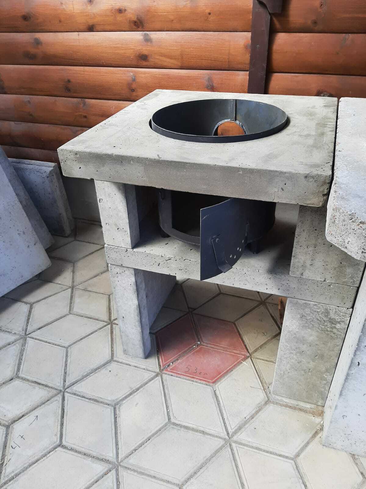 Мангал-печь из бетона с металлическим дымоходом
