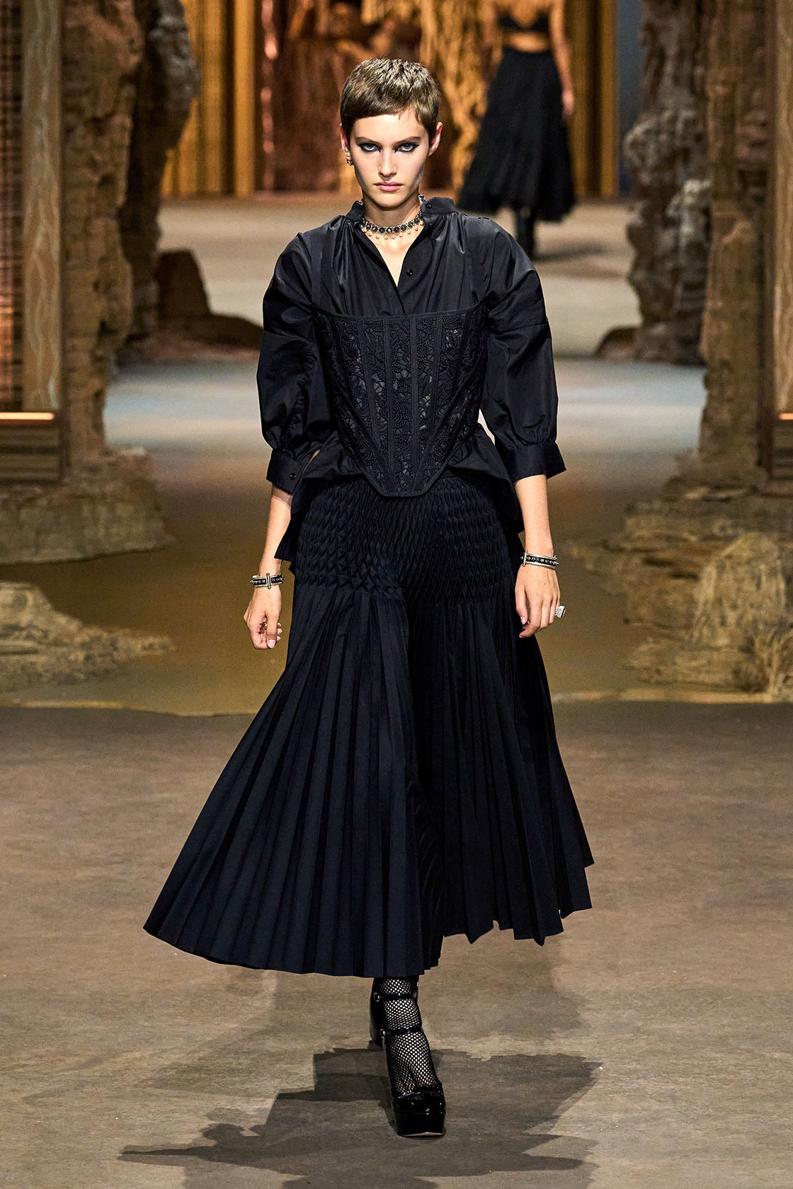 Dior, весна-лето 2023, модные цвета, модные цвета весны 2023, весенняя палитра, модные тенденции, цветовые тренды, чёрный цвет, драма, кожа