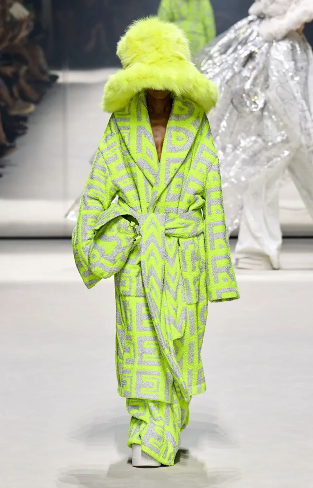 Fendi, весна-лето 2023, модные цвета, модные цвета весны 2023, весенняя палитра, модные тенденции, цветовые тренды, неон, неоновый цвет, неоновый лук